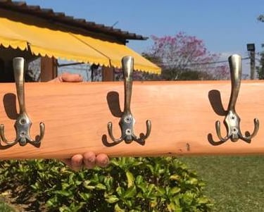 pendurador em peroba-rosa com ganchos de metal