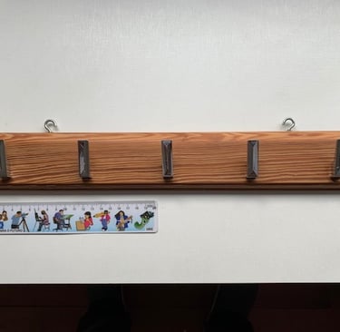 pendurador feito com puxadores em pinho de riga