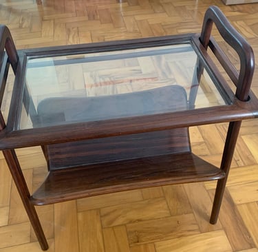 Porta-revistas com bandeja removível em mesinha de imbuia antiga