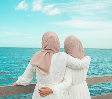 Muslim women happy looking at the ocean -therapy feels better