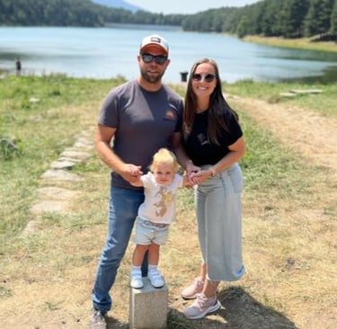 clienta satisfecha con sus alianzas de boda