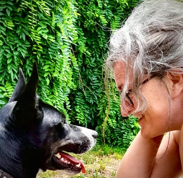 caroline et son mentor, sa chienne qui l'a amener vers l'énergétique 