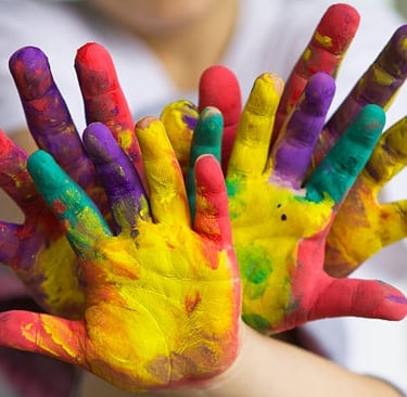 Des mains pleines de peinture, comme le lâcher prise que je vous accompagne à vivre dans cet atelier