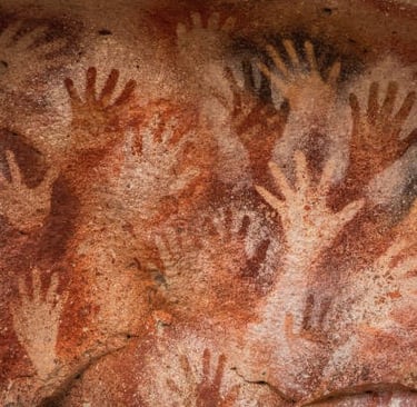 beaucoup de mains peintes sur un mur "façon Lascaux pour cet atelier terre en duo