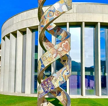 Storia di un DNA, 2022, mosaico e acciaio, Altezza 710 cm. (IBSA - Lugano. Svizzera) 