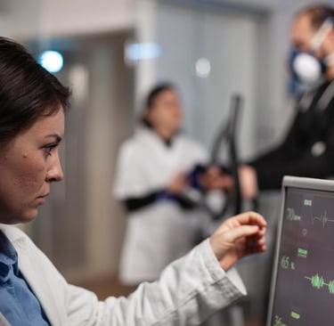 Un médico monitorea el electrocardiograma y la frecuencia cardíaca de un paciente durante una prueba