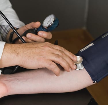 n profesional de la salud que utiliza un manguito de presión arterial manual y un estetoscopio