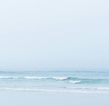 Peaceful ocean horizon with gentle blue waves — online stress relief and energy reset classes with Lionel Gougne
