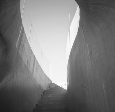 Estrutura arquitetónica representando progressão e clarificação estratégica