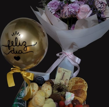 Cesta de café da manhã para aniversário com balão bolo e bexiga