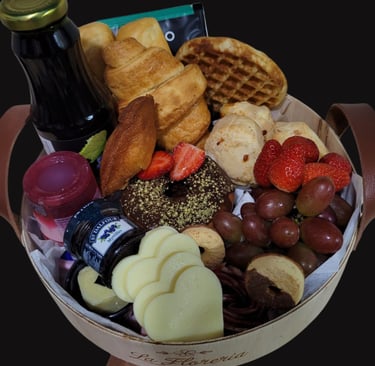 cesta de café para comemorar aniversário, prepardos com itens gorumet, bolo, paes, yogurt