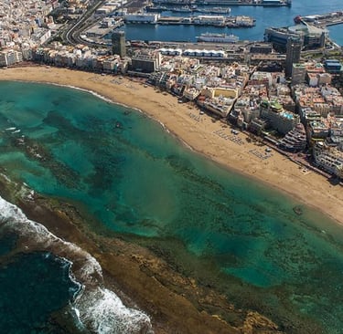 Playa de Las Canteras vista desde dron