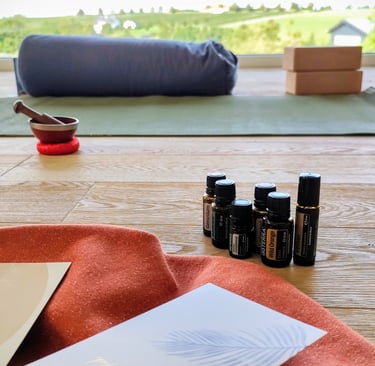 Nahaufnahme von Szene in Yogaraum mit Impulskarten, ätherischen Ölen, Klangschale und Yogamatte