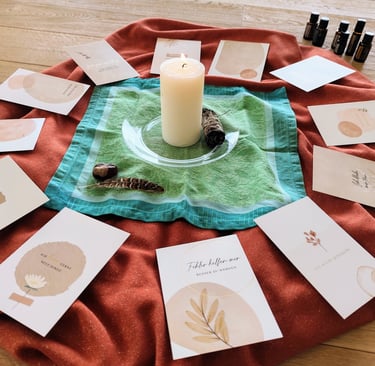 Mitte des Yograums; Kerze, Impulskarten, ätherische Öle