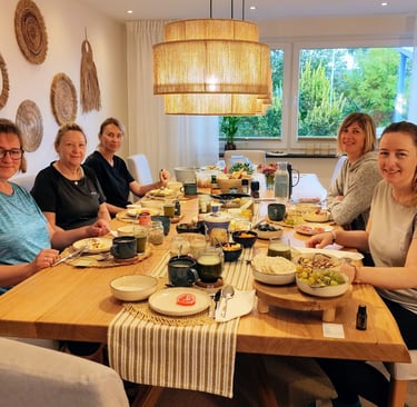 Retreat-Gruppe beim Frühstück am Esstisch