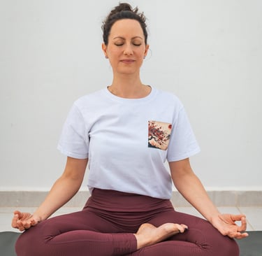 Yogalehrerin Martina im Meditationssitz