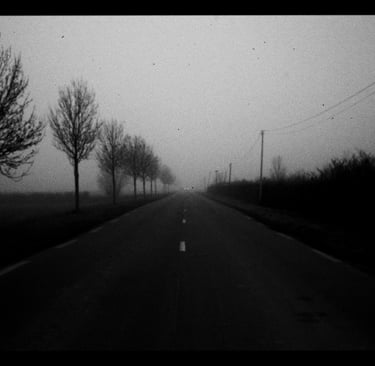 Phares dans la brume sur les routes du Nord | Photographe mariage Hauts de France