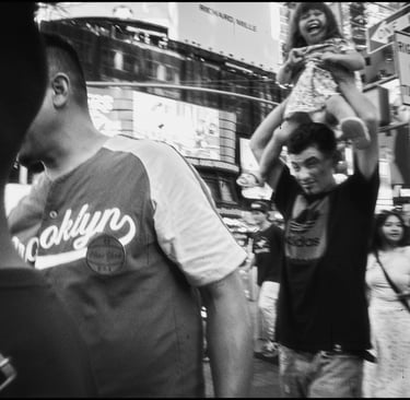 Street dad and girl laughing | rollbak | Photographe mariage Hauts de France