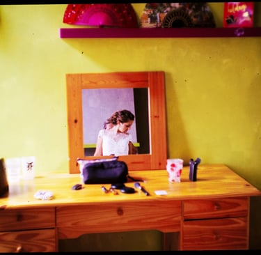 Dans le miroir de sa chambre d'enfant | rollbak | Photographe mariage Lille - Dunkerque - Arras