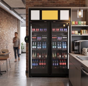 Moderns viedais ledusskapis biroja virtuvē ar stikla durvīm un iebūvētu norēķinu termināli.