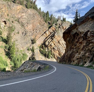 Winding mountain road like the Million Dollar Highway – ideal testing ground for used cars Durango C