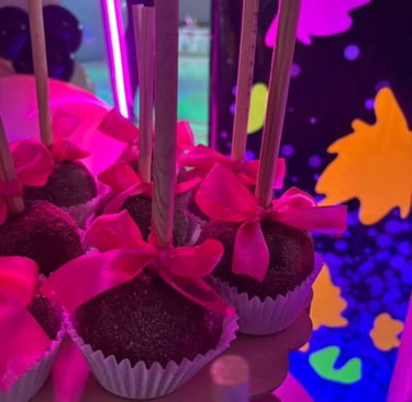 manzanas con chamoy en capacillos con listones