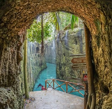 Nadadores en un río subterráneo de color turquesa  en Xcaret México