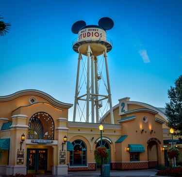 La emblemática torre de agua Earffel Tower se alza sobre los edificios del parque Walt Disney Studio
