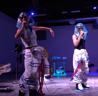 Chloé Py et David Noir chantent sous des masques de pharaons