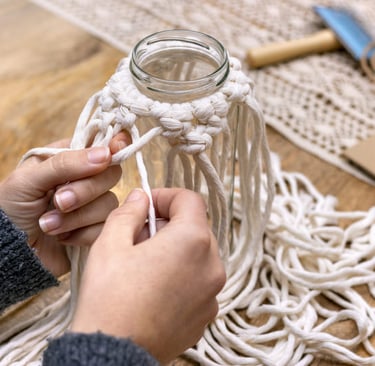 atando nudos para un proyecto de macramé.