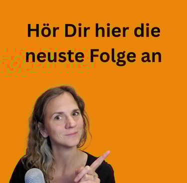 Elefant und Kiwi Podcast-Host Eva Herzog zeigt auf die neuste Folge