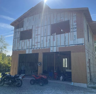 Technicien électrique effectuant une installation à Sherbrooke
