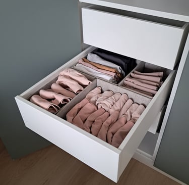 Opgeruimde lade in kledingkast, door Elise Bollen, professional organizer in Winterswijk