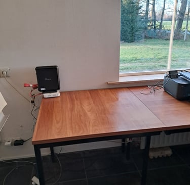 Foto van georganiseerd bureau in werkkamer door Elise Bollen, professional organizer