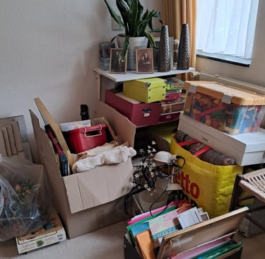 Een rommelige kamer in huis