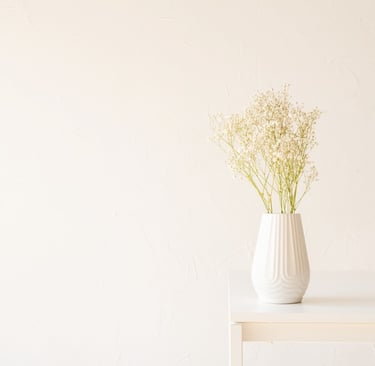 Opgeruimde en rustgevende ruimte met bloemenvaas, Elise Bollen, professional organizer , Winterswijk