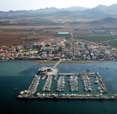 The marina and the village of Los Nietos. Photo by carm.es.