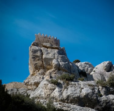 Remains of Benízar Castle, built in the 12th century, during the Islamic period. Photo by Jglbnz.