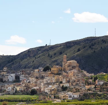Cehegín with the hill known as Peña Rubia in the background. Photo by Juanjocehegin1998.