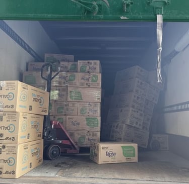 Cajas de papel higienico dentro de un camión de reparto para el envío de mercancía
