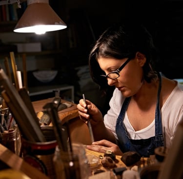 Una joyera utiliza herramientas manuales especializadas para crear joyería personalizada