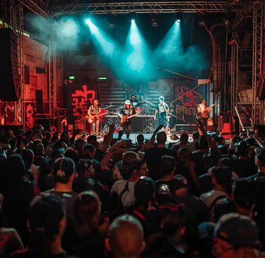 uma banda tocando no palco com uma banda tocando no palco