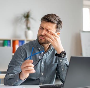Man at work who is experiencing an eye emergency