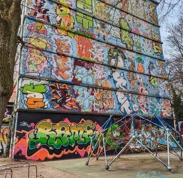 Graffiti bunker in Schanzenviertel Hamburg on street art tour, Graffiti Bunker im Schanzenviertel beim alternativen Rundgang