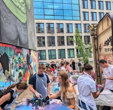 School group graffiti workshop in Hamburg with students painting, Schulklasse beim Street Art Workshop mit Graffiti