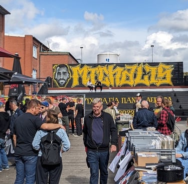 Flea market in Karoviertel Hamburg with street art, Flohmarkt im Karoviertel Hamburg mit Graffiti Wand und lokaler Szene