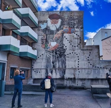 Alternative tour in Hamburg with Innerfields mural, Alternative Street Art Tour in Hamburg mit Wandbild von Innerfields