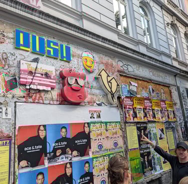 Street art tour in Hamburg with guide explaining posters and graffiti, Stadtführung mit urbaner Kunst und Szene