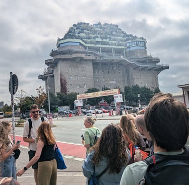 St. Pauli Green Bunker in Hamburg with tour group, Flakturm mit Begrünung und Stadtführung in der Szene
