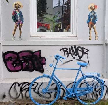 Street art Hamburg wall with graffiti and blue bicycle / Street Art Hamburg Wand mit Graffiti und blauem Fahrrad